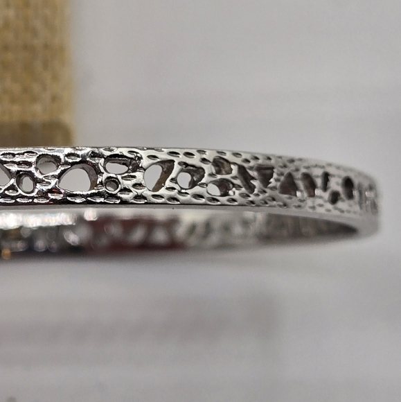 KENDRA SCOTT Maggie Filagree Bangle Bracelet - Picture 2 of 6